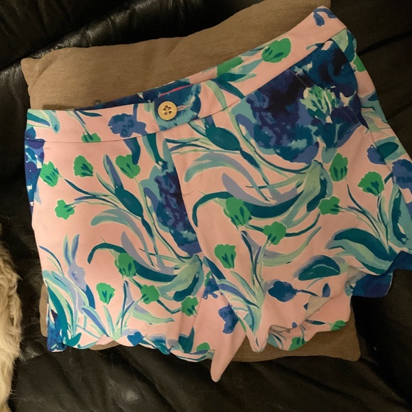 Lilly Pulitzer Scalloped Floral Shorts - Picture 1 of 12